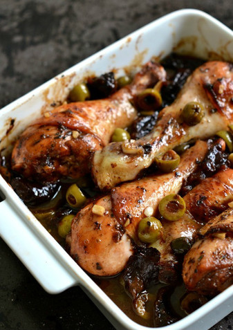 Chicken marinated with olives and plums