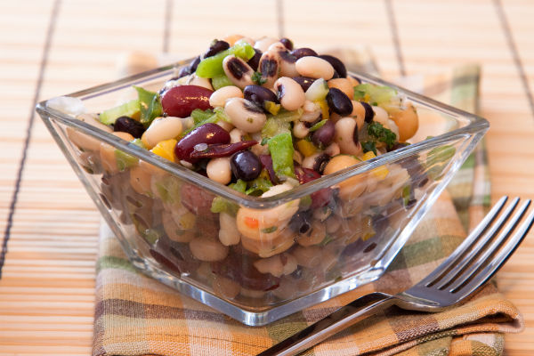 Salad with black-eyed beans and olives